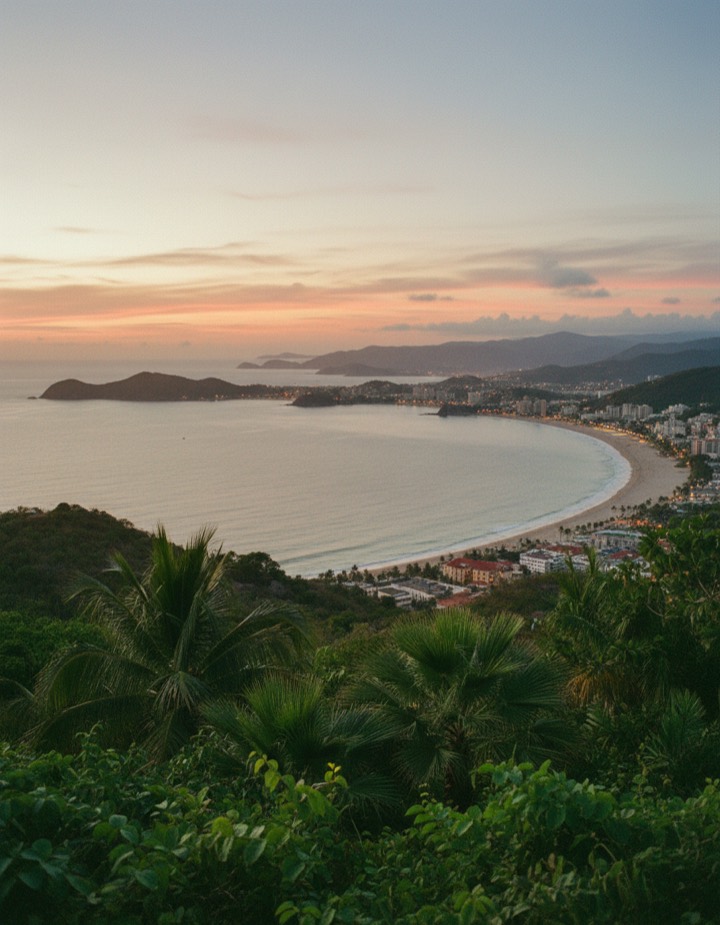 Vista de la bahía de Acapulco al anochecer